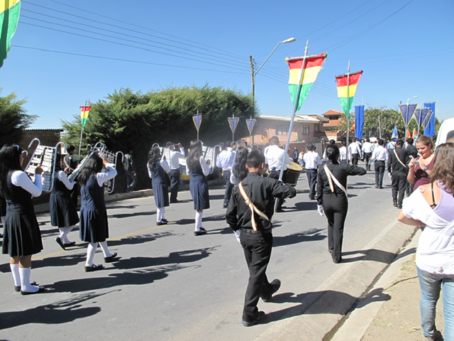 Das Bild zeigt einen Umzug im Dorf Bella Vista zum Nationalfeiertag am 6. August in Bolivien