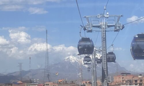 Das Bild zeigt einen Teil des Teleféricos in El Alto. Im Hintergrund ist der Illimani zu sehen.