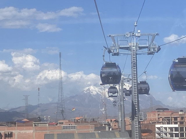 Das Bild zeigt einen Teil des Teleféricos in El Alto. Im Hintergrund ist der Illimani zu sehen.