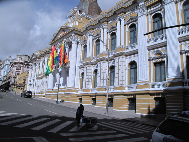 Das Bild zeigt das Regierungsgebäude an der Plaza Murillo in La Paz, Bolivien.