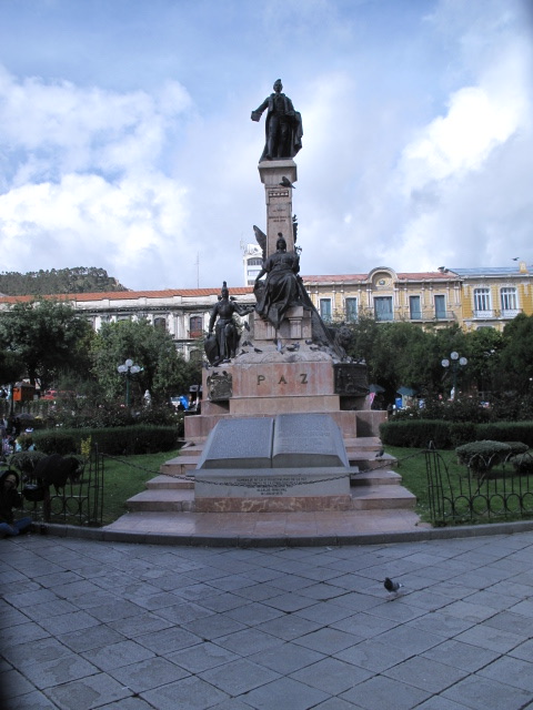 Das Bild zeigt eine Statue in der Plaza Murillo in La Paz, Bolivien.