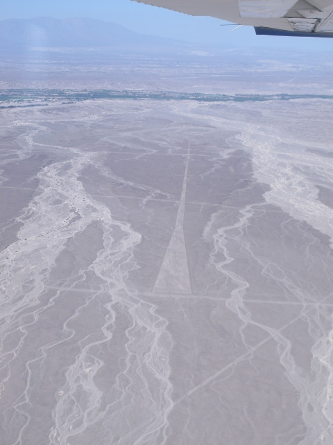 Das Bild zeigt eine geometrische Nasca-Geoglyphe in Peru.