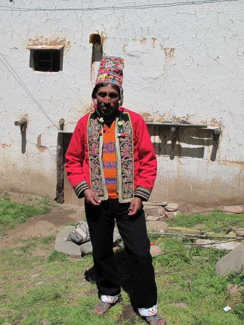 Das Bild zeigt einen Mann in traditioneller Dorftracht eines kleinen Dorfes im Departement Cocvhabamba, Bolivien.