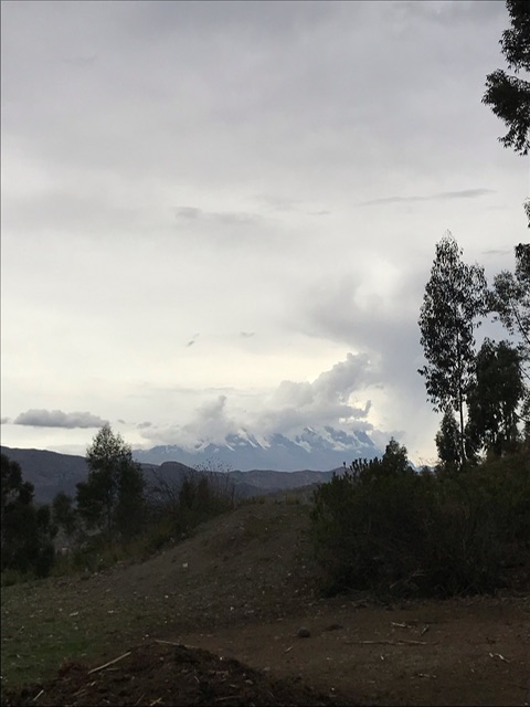 Das Bild zeigt einen wolkenumhüllten Illimani, einem Berg bei La Paz.