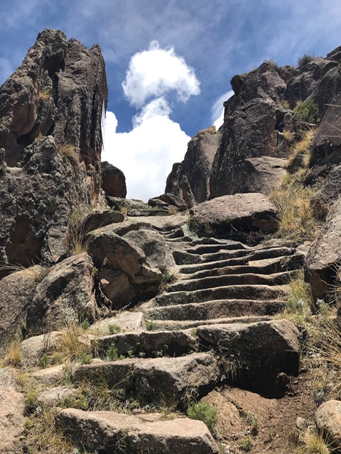 Das Bild zeigt eine inkaische Treppe zum Horca del Inca.