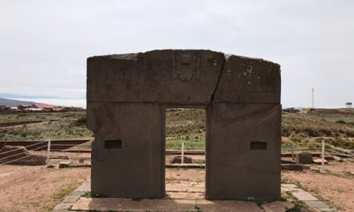 Das Bild zeigt das Sberühmte Sonnentor in Tiahuanaco. Oben mittig ist die Gottheit Viracocha deutlich zu sehen.