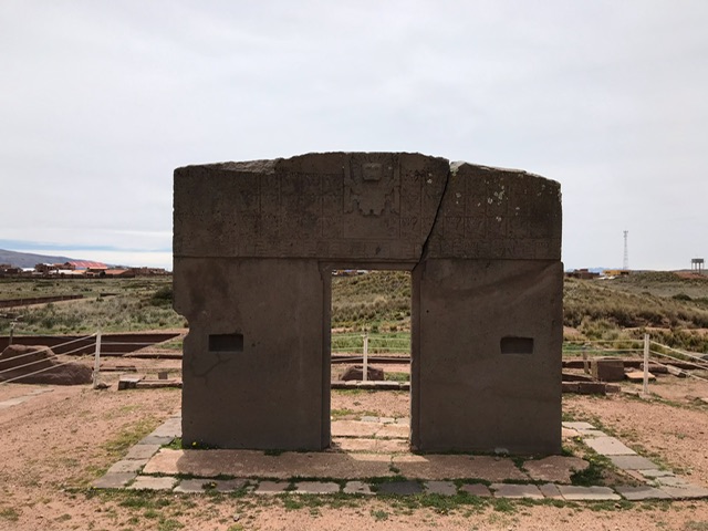 Das Bild zeigt das Sberühmte Sonnentor in Tiahuanaco. Oben mittig ist die Gottheit Viracocha deutlich zu sehen.