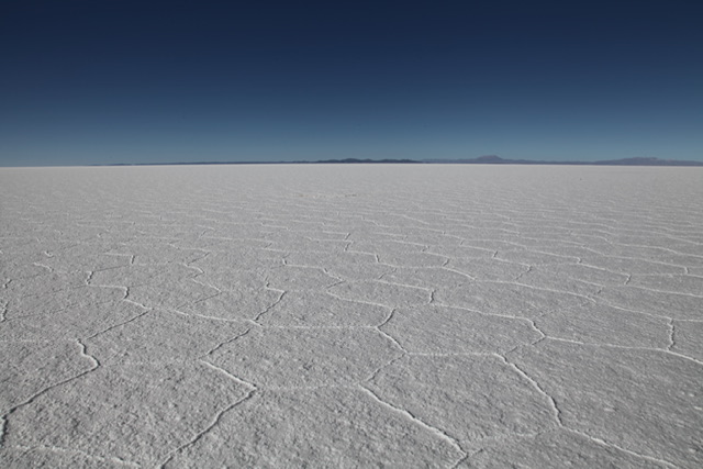 Das Bild zeigt die typischen Wabenmuster auf dem Salar de Uyuni in Bolivien.