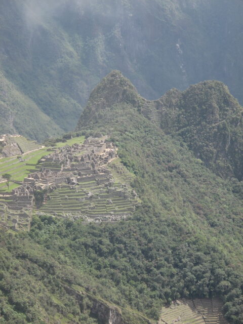 Das Bild zeigt die Anlage Machu Picchu von oben.